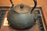 日本南部鐵器 鐵瓶 寶珠形 松葉 1.4L 松鹿堂 傳統工藝士 菊池真吾製作