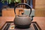 日本南部鐵器 鐵瓶 圓形小菊   1.1L 松鹿堂 傳統工藝士 菊池真吾製作