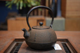 日本南部鐵器 鐵瓶 圓形小菊   1.1L 松鹿堂 傳統工藝士 菊池真吾製作