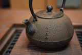 日本南部鐵器 鐵瓶 圓形小菊   1.1L 松鹿堂 傳統工藝士 菊池真吾製作
