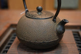 日本南部鐵器 鐵瓶 圓形小菊   1.1L 松鹿堂 傳統工藝士 菊池真吾製作