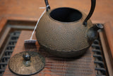 日本南部鐵器 鐵瓶 圓形小菊   1.1L 松鹿堂 傳統工藝士 菊池真吾製作