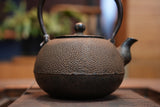 Nambu Ironware, Iron Kettle Maru-gata(Round Style) Nashiji(Japanese Pear Skin Pattern) Arare, 1.1L, Shokado by Traditional Craftsman Shingo Kikuchi