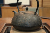 日本南部鐵器 鐵瓶 寶珠形 櫻 2.0L 松鹿堂 傳統工藝士 菊池真吾製作
