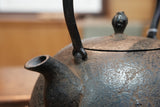 日本南部鐵器 鐵瓶 寶珠形 櫻 2.0L 松鹿堂 傳統工藝士 菊池真吾製作