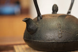 日本南部鐵器 鐵瓶 寶珠形 松葉 1.4L 松鹿堂 傳統工藝士 菊池真吾製作