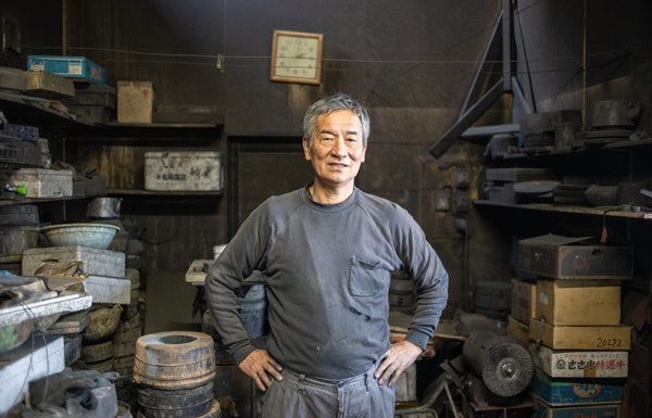 The world of Japanese cast iron kettles by traditional craftsman Shingo Kikuchi, who carries on the 400-year-old molding technique of Nambu Tetsubin into the modern era.