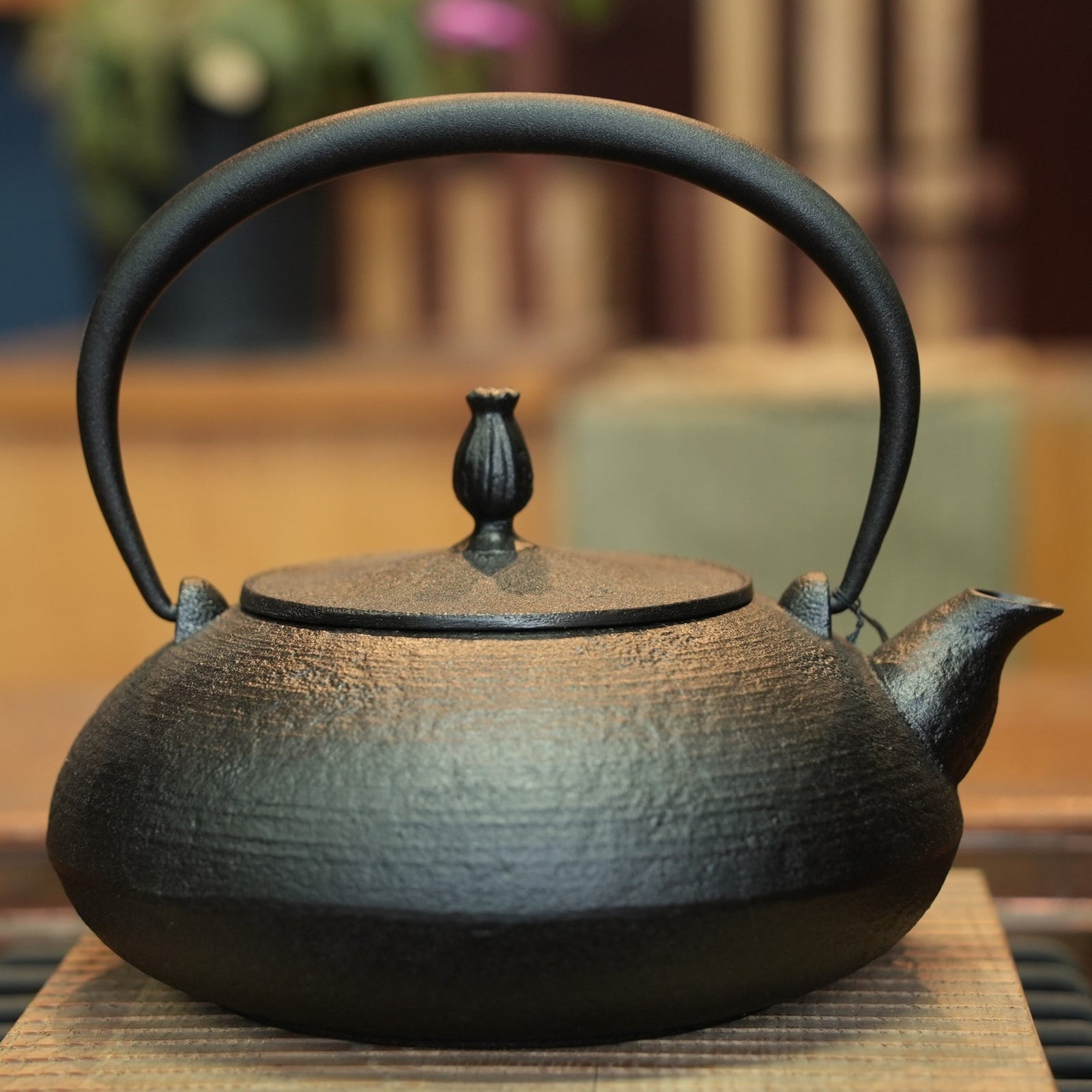 四方口鉄瓶 楽天市場】送料無料 日本製 南部鉄器 砂鉄 鉄瓶 『桜』 1.4L