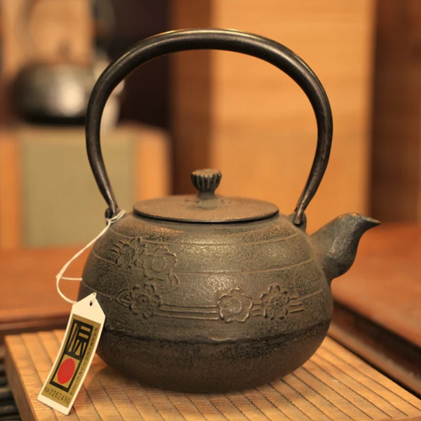 Nambu Ironware, Iron Kettle, MARUGATA-HANAIKADA, 1.1L, Shokado  by Traditional Craftsman Shingo Kikuchi