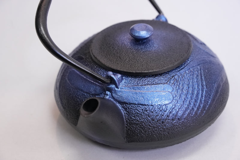 日本南部鐵器 二合一鐵瓶兼用茶壺型 蜻蜓 琉璃色 0.5L