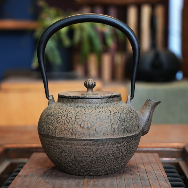 ウエダキヨアキ　ティーポット Cast Iron Kettle - Tetsubin, HOTOKU-KIKU, 0.8L, Authentic Japanese