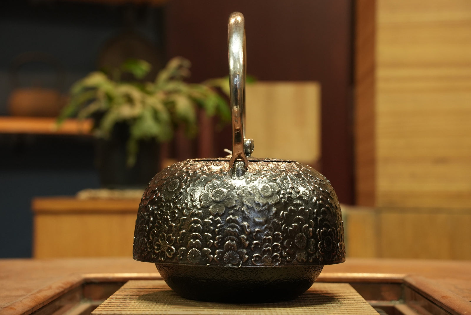 冬ギフト  Nambu Ironware, Japanese Iron Sand Kettle, HIRANAMBU SAKURA 彫刻・オブジェ