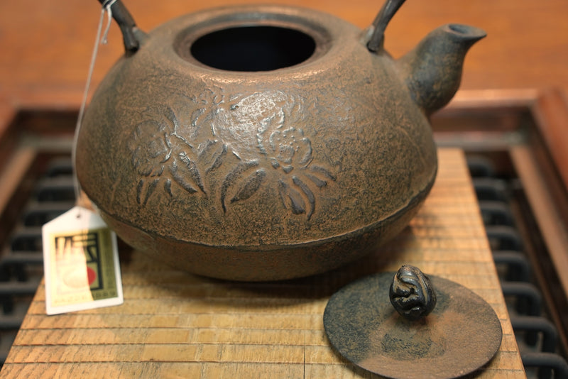 Nambu Ironware, Iron Kettle, SHIN-HOUJYU TSUBAKI(Camellia), 1.4L, Shokado  by Traditional Craftsman Shingo Kikuchi