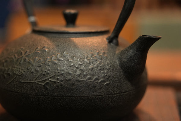 【琴》煎茶道具 時代鉄瓶 銅蓋 花地紋鐡瓶 箱付 AV745 【琴》煎茶道具 時代鉄瓶 銅蓋 花地紋鐡瓶 箱付 AV745