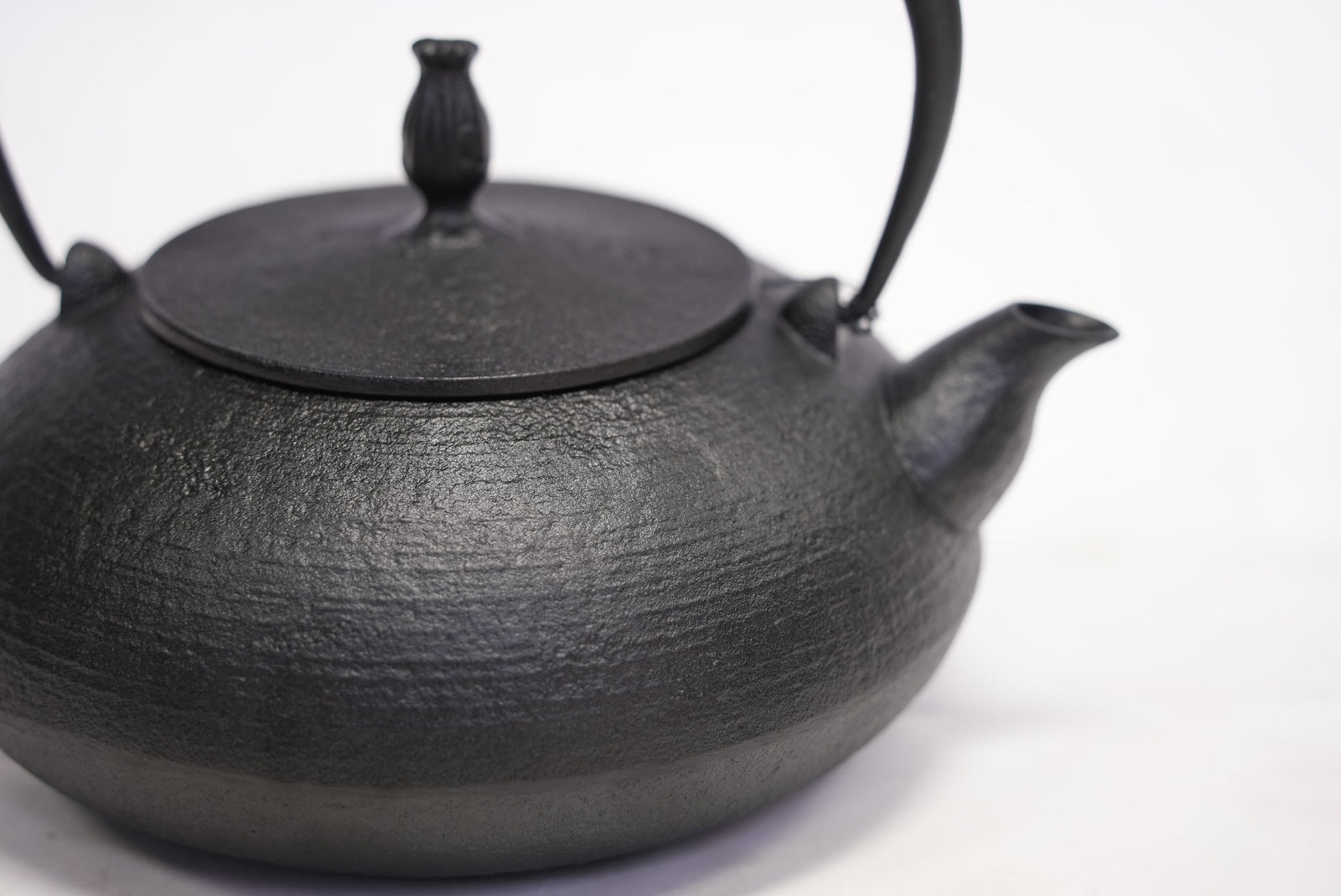 【香】鉄瓶　平姥口形　柏地文　小振 南部鉄器 鉄瓶 | 平鉄鉢型 中霰 | 1.4L | 薫山工房