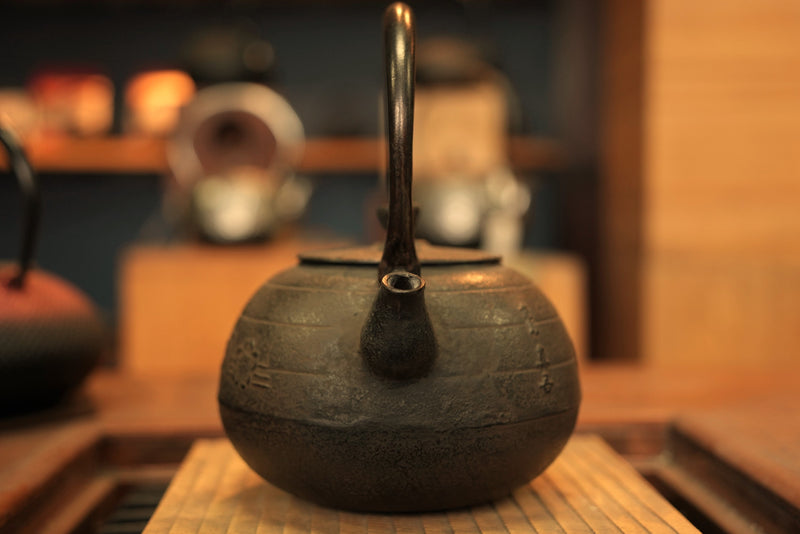 日本南部鐵器 鐵瓶 圓形 花筏 1.1L 松鹿堂 傳統工藝士 菊池真吾製作