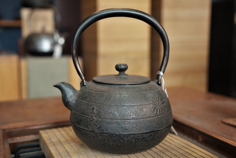 Nambu Ironware, Iron Kettle, MARUGATA-KOGIKU (Small Chrysanthemum), 1.1L, Shokado  by Traditional Craftsman Shingo Kikuchi