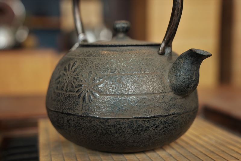 Nambu Ironware, Iron Kettle, MARUGATA-KOGIKU (Small Chrysanthemum), 1.1L, Shokado  by Traditional Craftsman Shingo Kikuchi