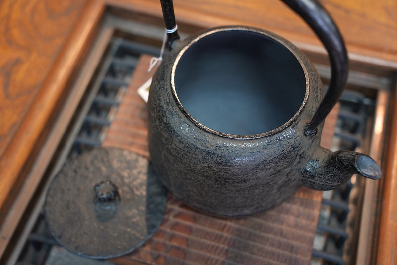 日本南部鐵器 鐵瓶 棗形 肌（鑄造表面） 1.5L 松鹿堂 傳統工藝士 菊池真吾製作