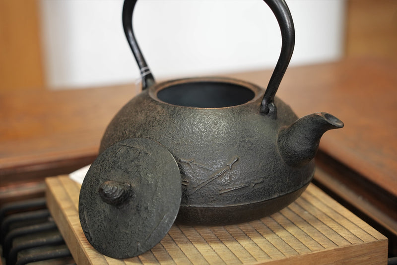 日本南部鐵器 鐵瓶 寶珠形 松葉 1.4L 松鹿堂 傳統工藝士 菊池真吾製作