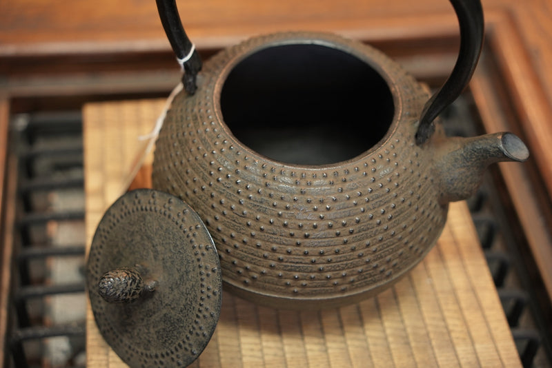 Nambu Ironware, Iron Kettle, MARUGATA UROKO ARARE, 1.1L, Shokado  by Traditional Craftsman Shingo Kikuchi