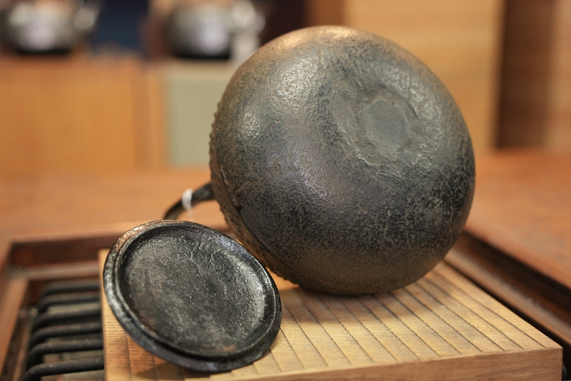 日本南部鐵器 鐵瓶 圓形 鱗霰 1.1L 松鹿堂 傳統工藝士 菊池真吾製作