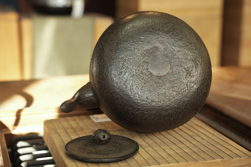 Nambu Ironware, Iron Kettle, NATSUMEGATA BOKASHI ARARE (Jujube Style Blurred Arare Patterns), 1.4L, Shokado  by Traditional Craftsman Shingo Kikuchi