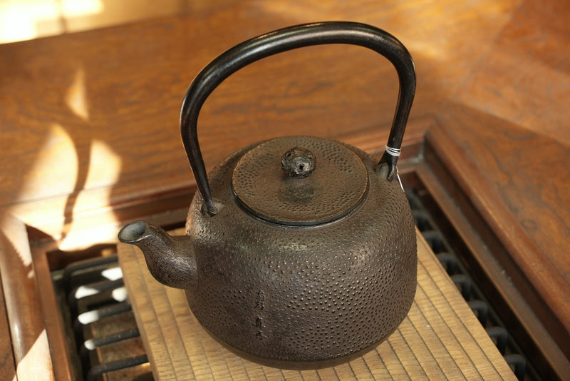 Ikenaga Ironwork Nambu Ironware Iron Kettle, Made in Japan, 0.4 gal (1.4  L), Compatible with Induction and Gas Stoves, Tea Container, Iron  Supplement
